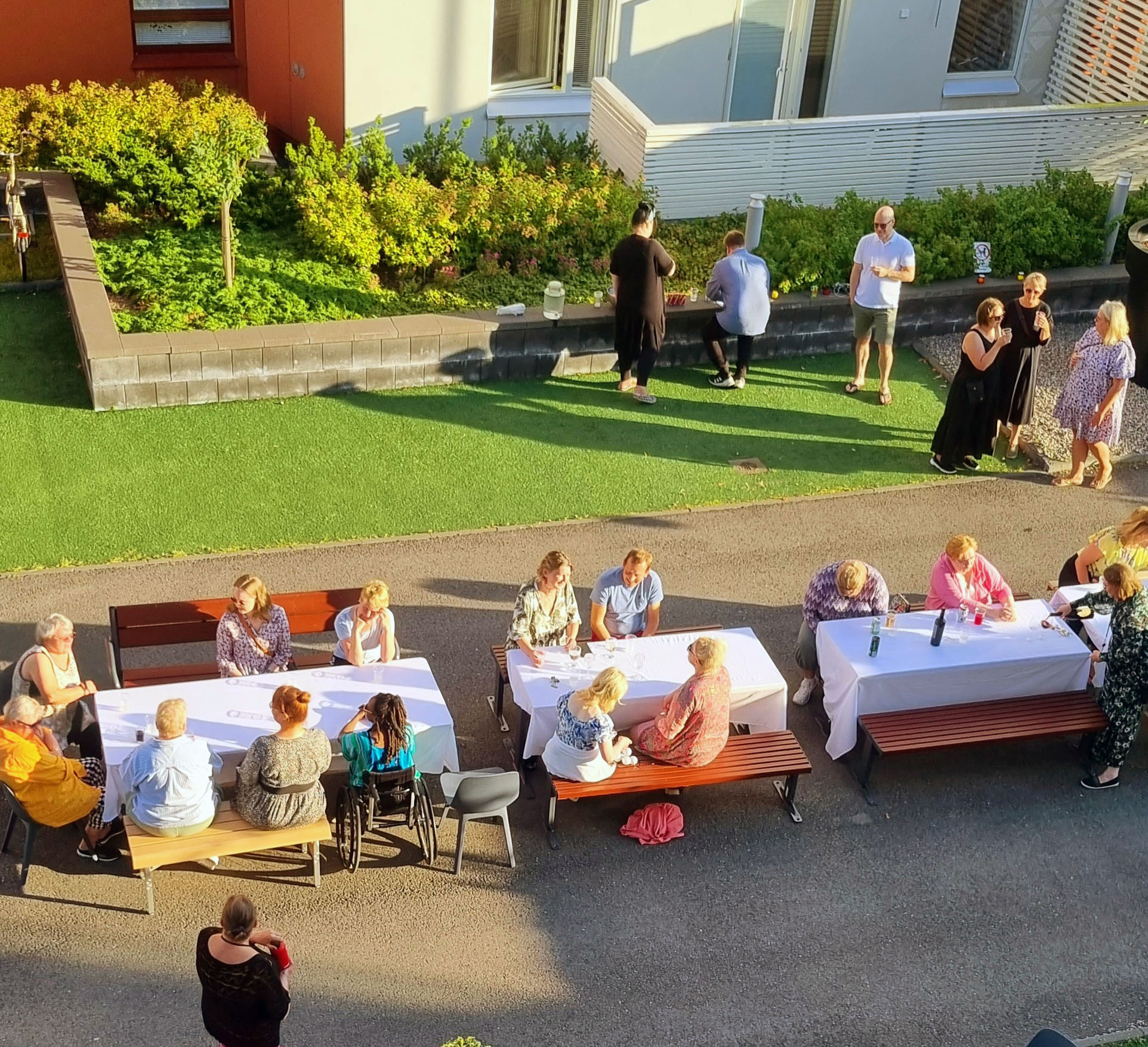 Kuvassa vietetään Niittysillankulma 1:n venetsialaisia